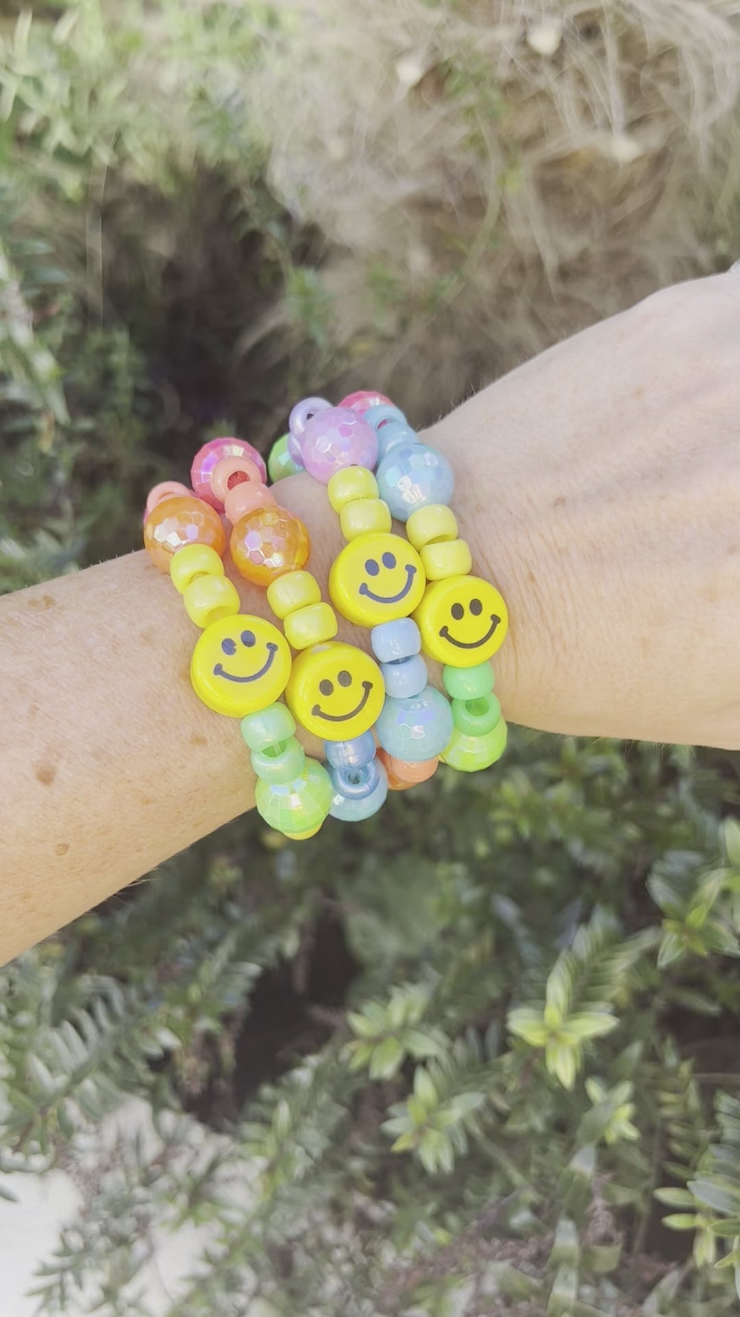 Happy beaded bracelet – Bongo Beads